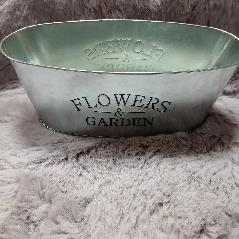 Outdoors by Design Silver Galvanized Planters Set of 2